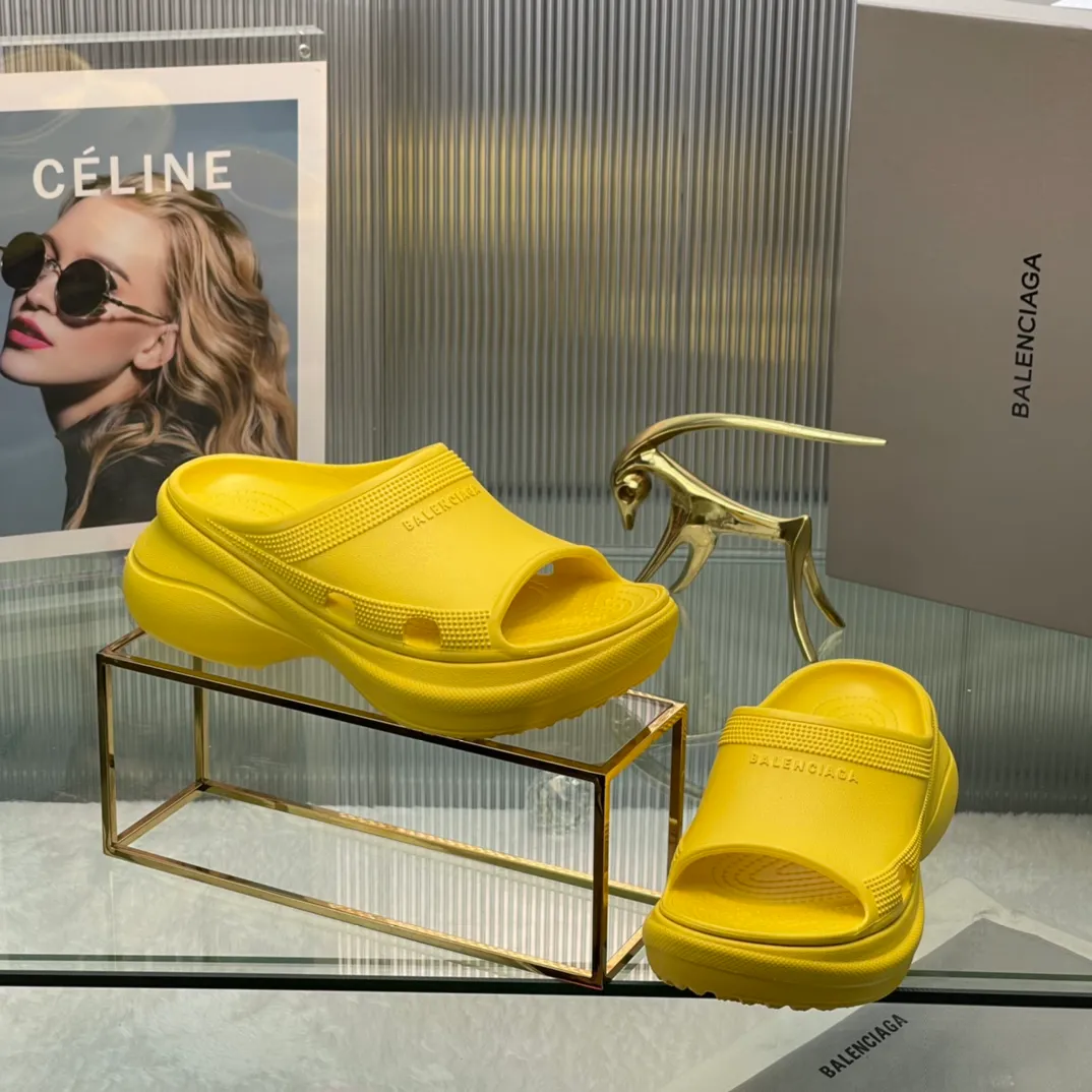 👟👟Ex-factory price 380👟👟 35-41 ‍🔥 ‍🔥 ‍🔥Balenciaga’s latest hole-in-the-wall slippers are now available! 🎉🎉🎉A sandal that is popular on Instagram, 🎊🎊🎊 and all major platforms of Xiaohongshu! Made of high-tech materials and molded in one piece, it is lightweight, wear-resistant, and waterproof! ✨✨✨ The heel height is 6CM. The colors are being added one after another to meet your various color combinations and different needs. A very cost-effective product!